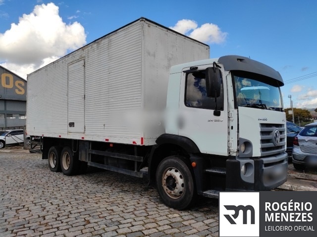 VOLKSWAGEN 24.250 6X2 2010