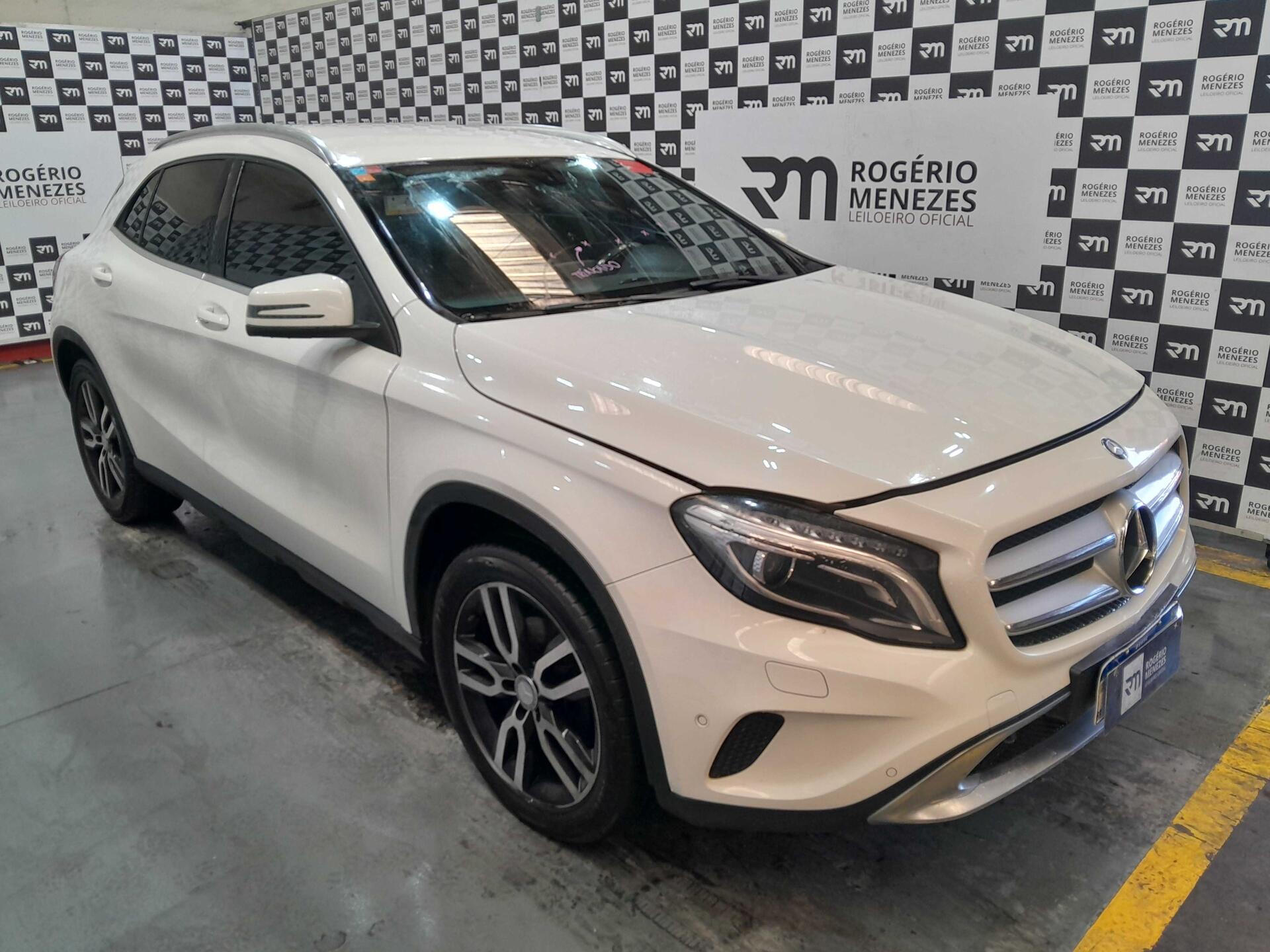 MERCEDES-BENZ GLA 200 2015